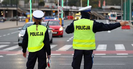 Wałbrzych: Sądowy zakaz kierowania autem, a w organizmie prawie... 3,5 promila. Pijana w sztok Dolnoślązaczka wjechała w autobus