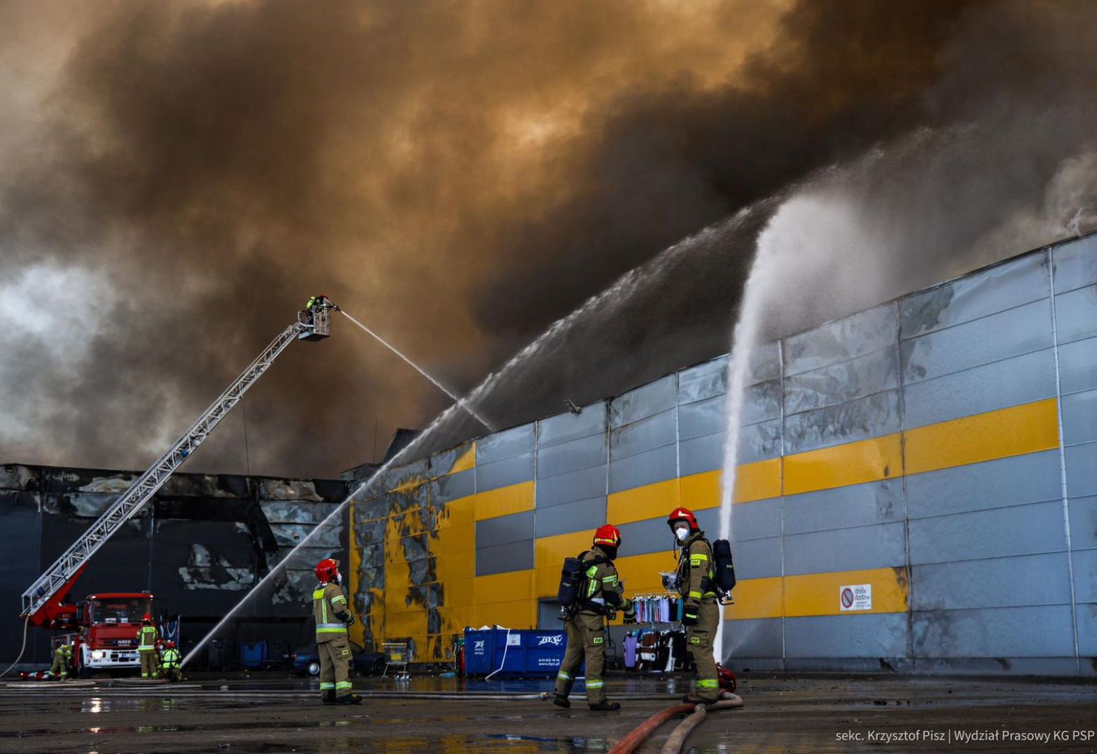 Pożar hali w Warszawie. Są zdjęcia z wnętrza budynku