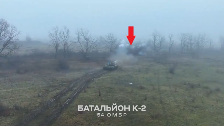 Szarża ukraińskiego czołgu T-72 we mgle na pozycje Rosjan.