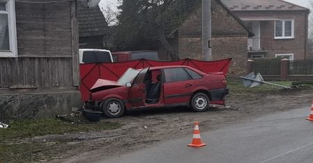 Zasłabł za kółkiem i uderzył w dom. Nie żyje 69-latek