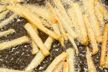 Powodują choroby serca i cukrzycę. W Polsce są dodawane na potęgę, inne kraje zakazują