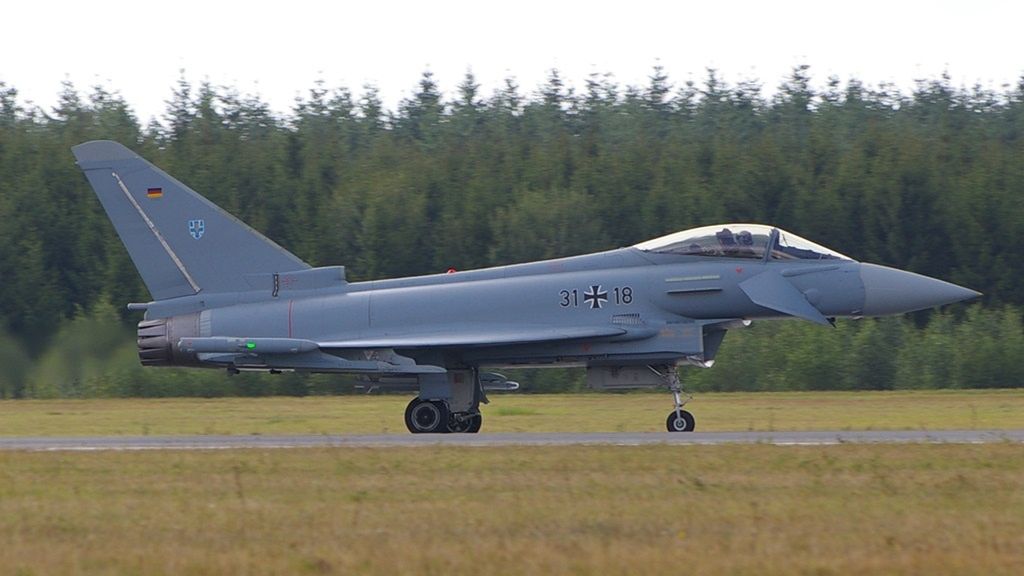 Myśliwiec Eurofighter mający w przyszłości współpracować z rojami dronów.