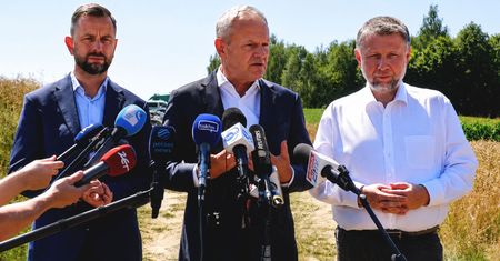 Tusk na miejscu eksplozji. To dlatego wojsko nie strzelało do rakiety