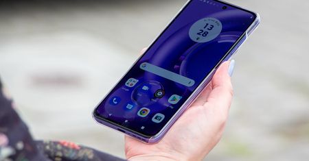 Motorola Edge 30 Neo jest Very Peri, ale nie tylko dlatego warta zakupu - recenzja