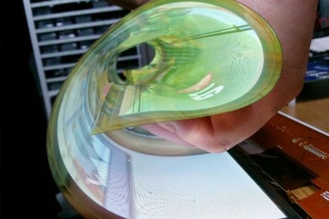 Prototypowy, 18-calowy wyświetlacz OLED działa nawet po zwinięciu w rulon 2
