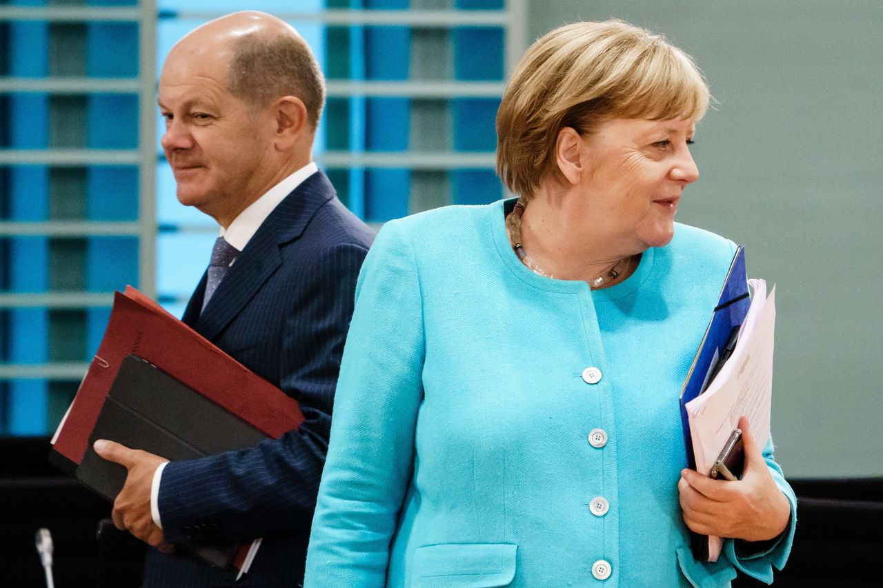 Olaf Scholz and Angela Merkel