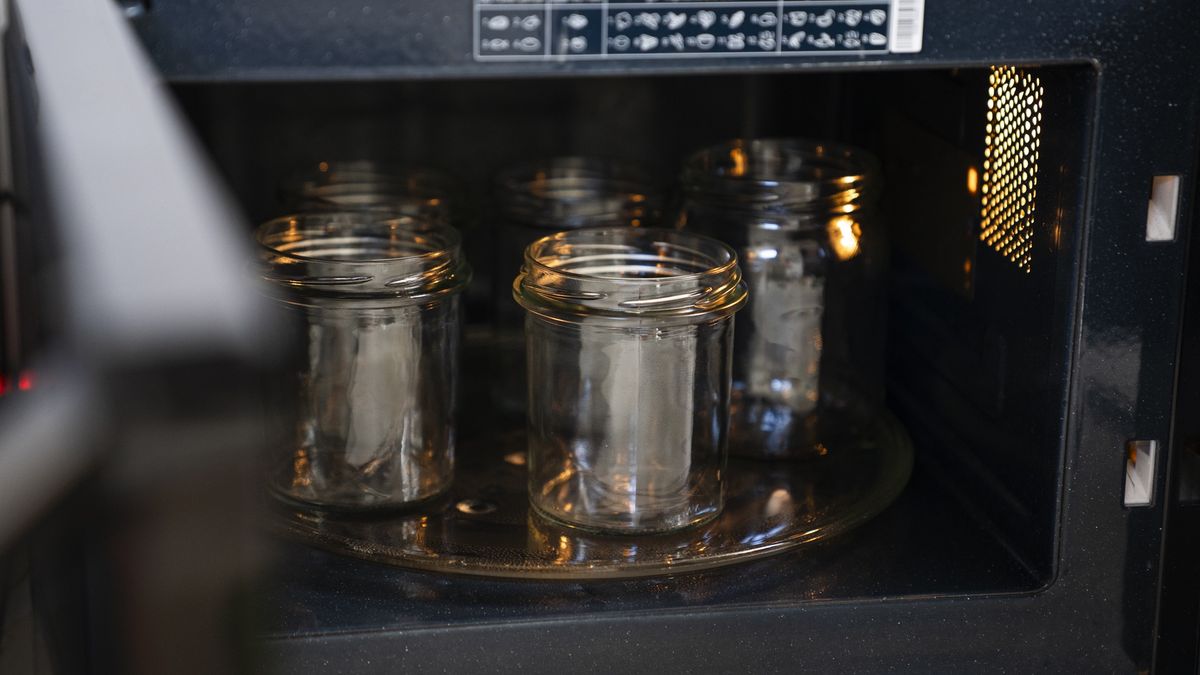 Sterylizacja słoików w mikrofalówce to szybka metoda