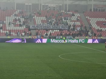 Działo się w nocy. Skandaliczny baner na meczu. Ambasada reaguje