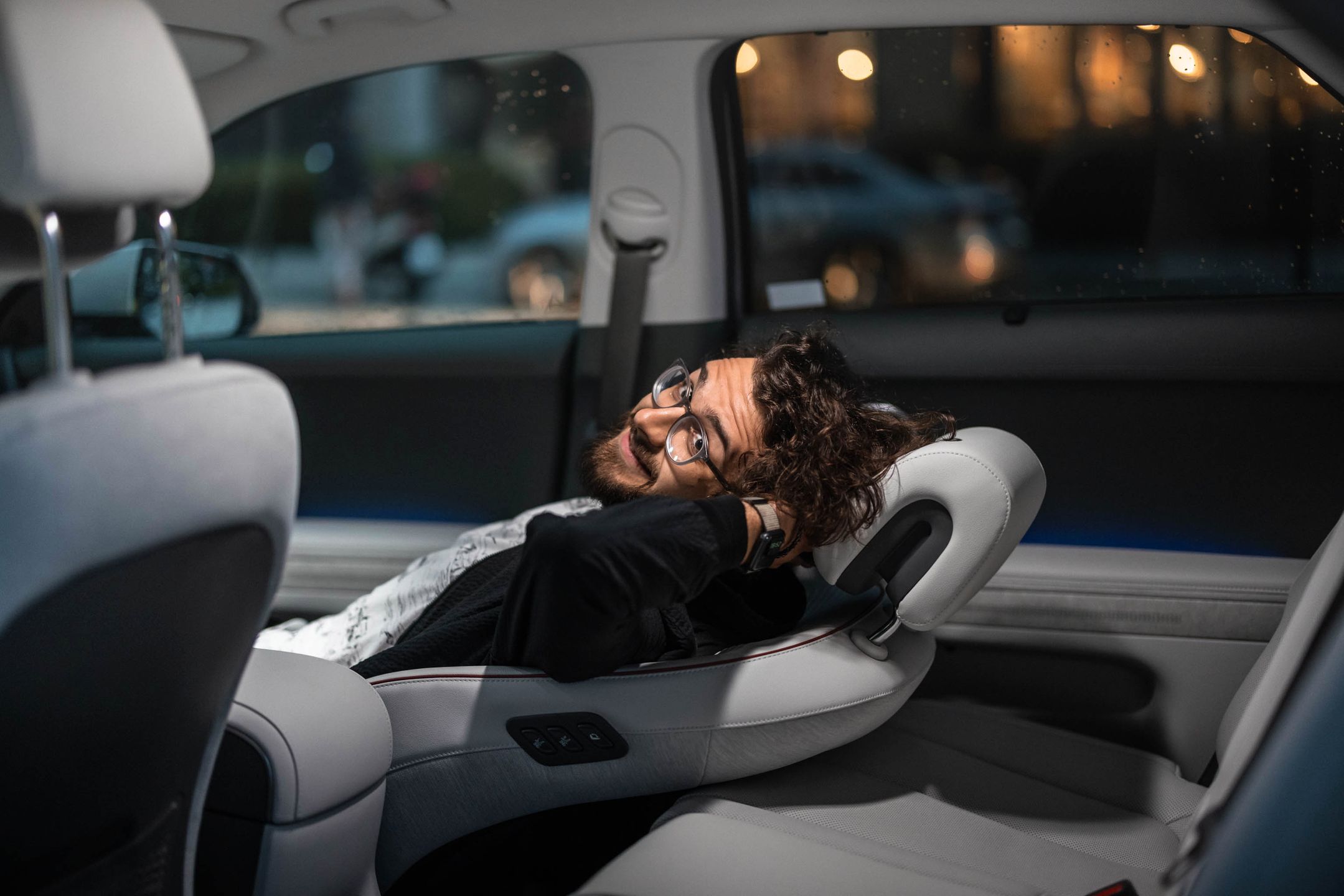 Tak, w Ioniqu można leżeć, choć ta opcja jest dostępna tylko w topowej wersji wyposażeniowej