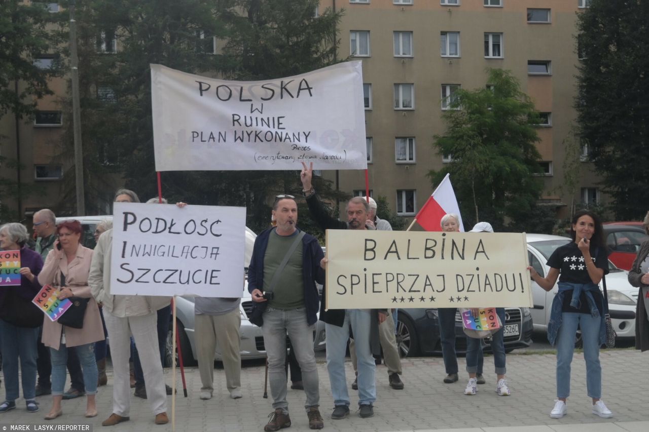 Protestujący przeciwko wizycie Jarosława Kaczyńskiego w Nowym Targu