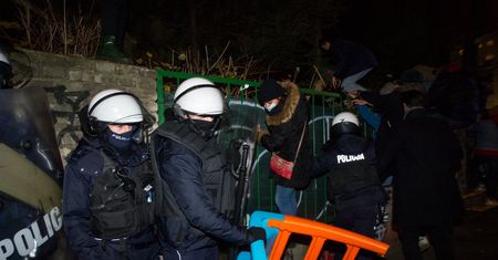 Kuriozum na Strajku Kobiet. Policja "spacyfikowała drabinkę"
