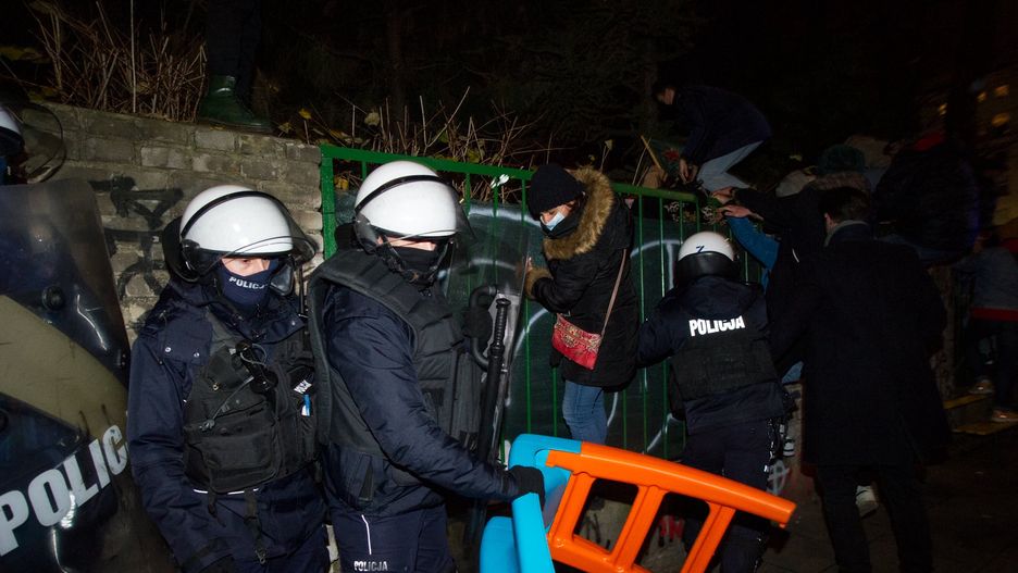 Strajk Kobiet w Warszawie. Policja "przejęła" zjeżdżalnię, żeby odciąć drogę ucieczki protestującym