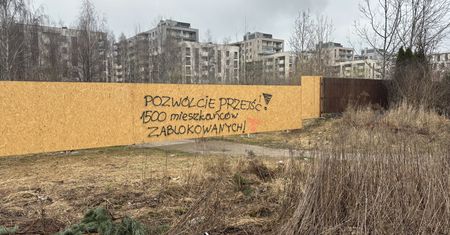 "To jest chore". Deweloper zagrodził przejście. Mieszkańcy wściekli