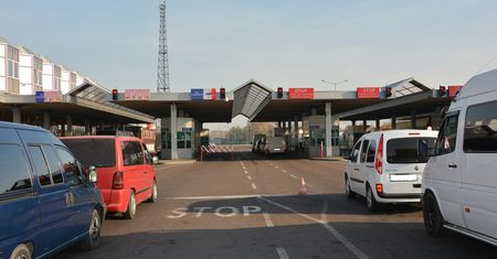 Ukraina wydłuża zwolnienie z opłat celnych na sprowadzane auta. Co z kolejkami?