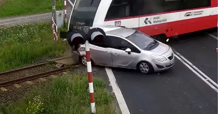 Wjechał na tory mimo sygnałów. PKP pokazało nagranie