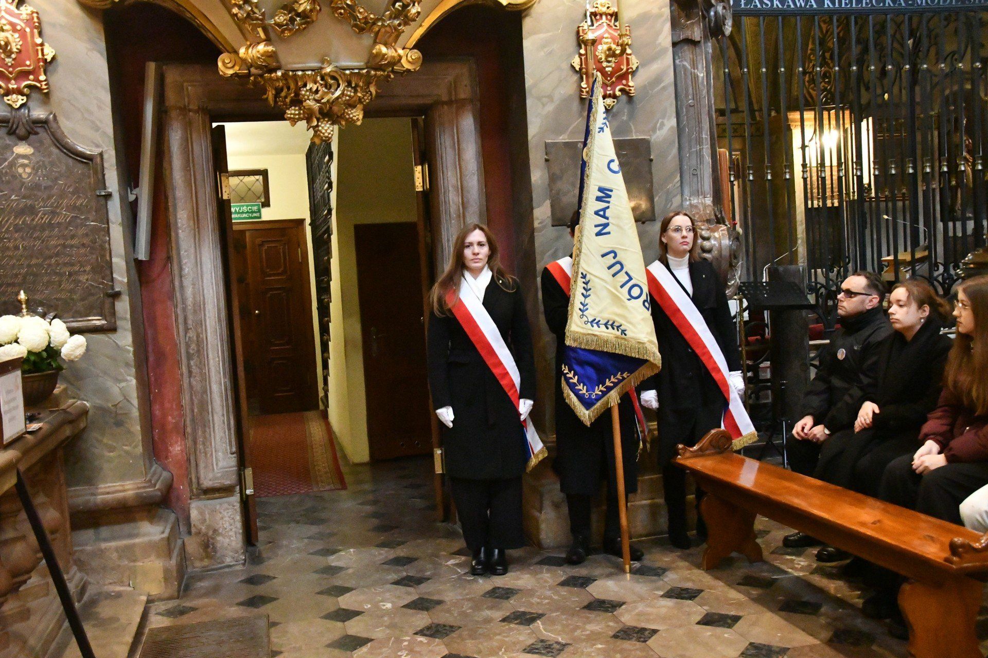 Biskup Jan Piotrowski sprawował mszę świętą w katedrze i wręczył medale &#34;Pro Christo Rege Et Ecclesia&#34;.