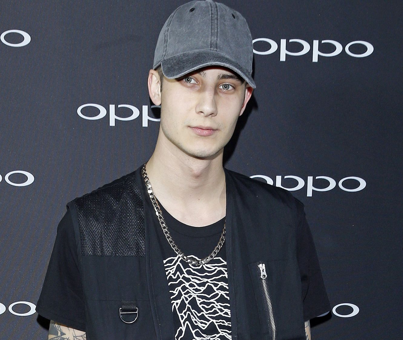czapka szara, czapka z daszkiem, Polska premiera marki OPPO, portret, Adam Boguta