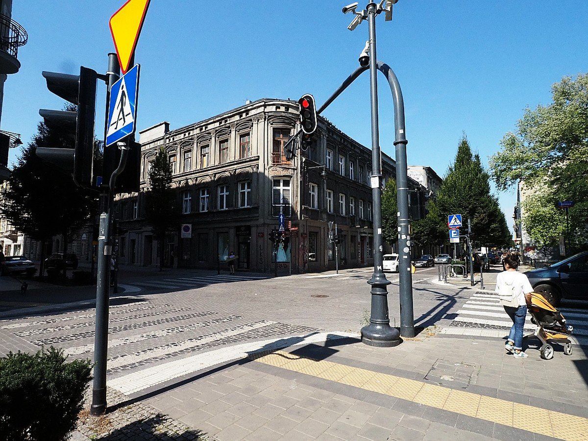 Skrzyżowanie Jaracza i Wschodniej - kostka na jezdni pozostawia wiele do życzenia