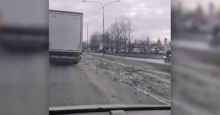 Utrudnienia na al. Witosa. Z ciężarówki na jezdnię wylał się beton [WIDEO]
