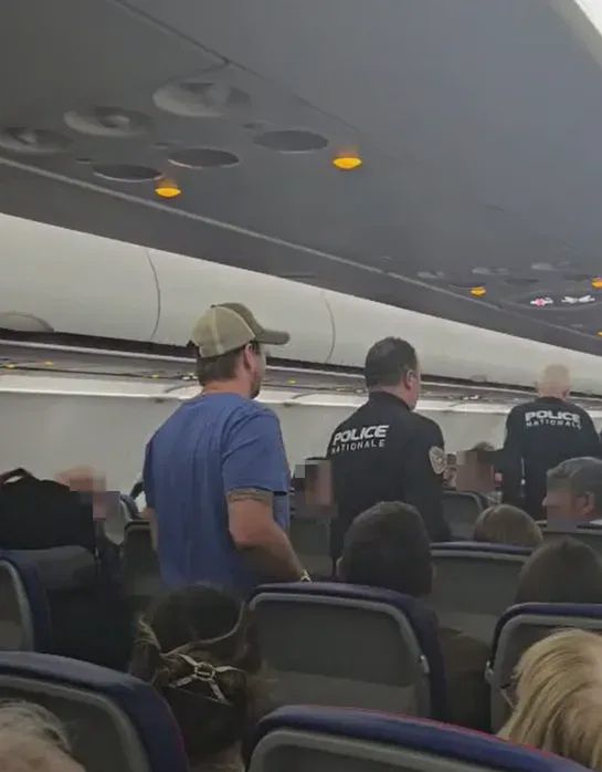 Daniel Martyniuk wyprowadzany z samolotu przez policję