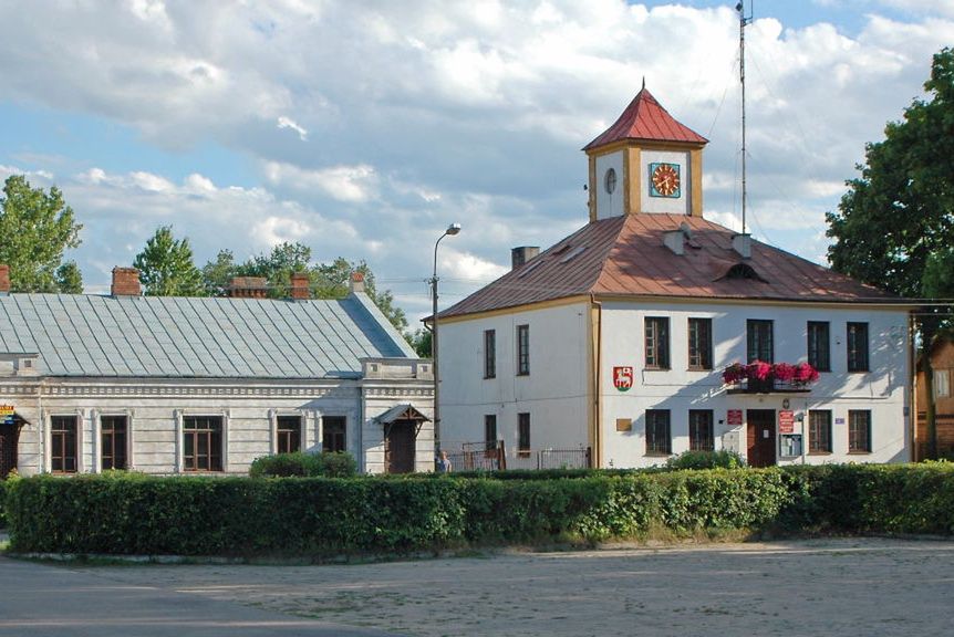 Niewielki kurort nad Bugiem. Wśród sosnowych lasów czas się zatrzymał