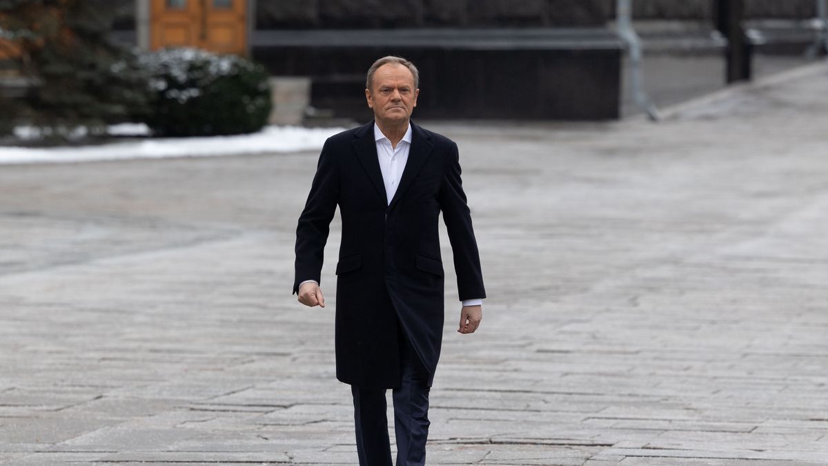 KYIV, UKRAINE - JANUARY 22: (----EDITORIAL USE ONLY - MANDATORY CREDIT - 'UKRAINIAN PRESIDENCY / HANDOUT' - NO MARKETING NO ADVERTISING CAMPAIGNS - DISTRIBUTED AS A SERVICE TO CLIENTS----) Polish Prime Minister Donald Tusk arrives to meet with the Ukrainian President Volodymyr Zelenskyy (not seen) in Kyiv, Ukraine on January 22, 2024. (Photo by Ukrainian Presidency / Handout/Anadolu via Getty Images)
