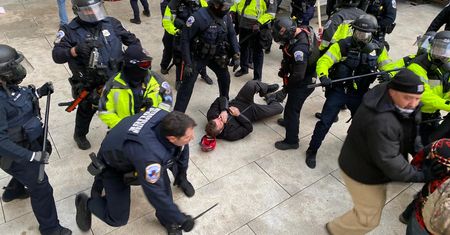 USA. Gwałtowne zamieszki zwolenników Trumpa. Protestujący wdarli się do Kapitolu [Relacja na żywo]