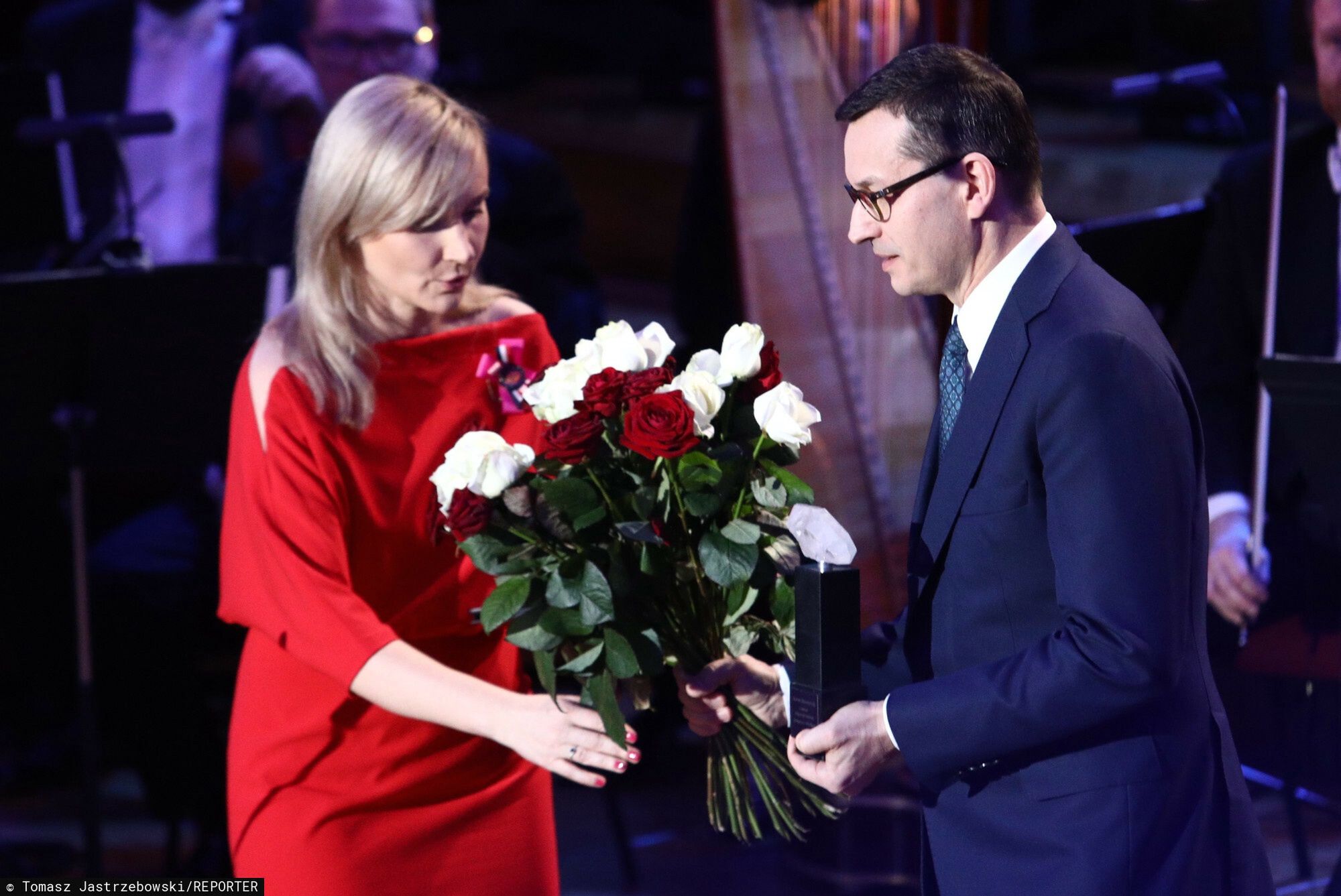 Katarzyna Gójska wręcza kwiaty Mateuszowi Morawieckiemu