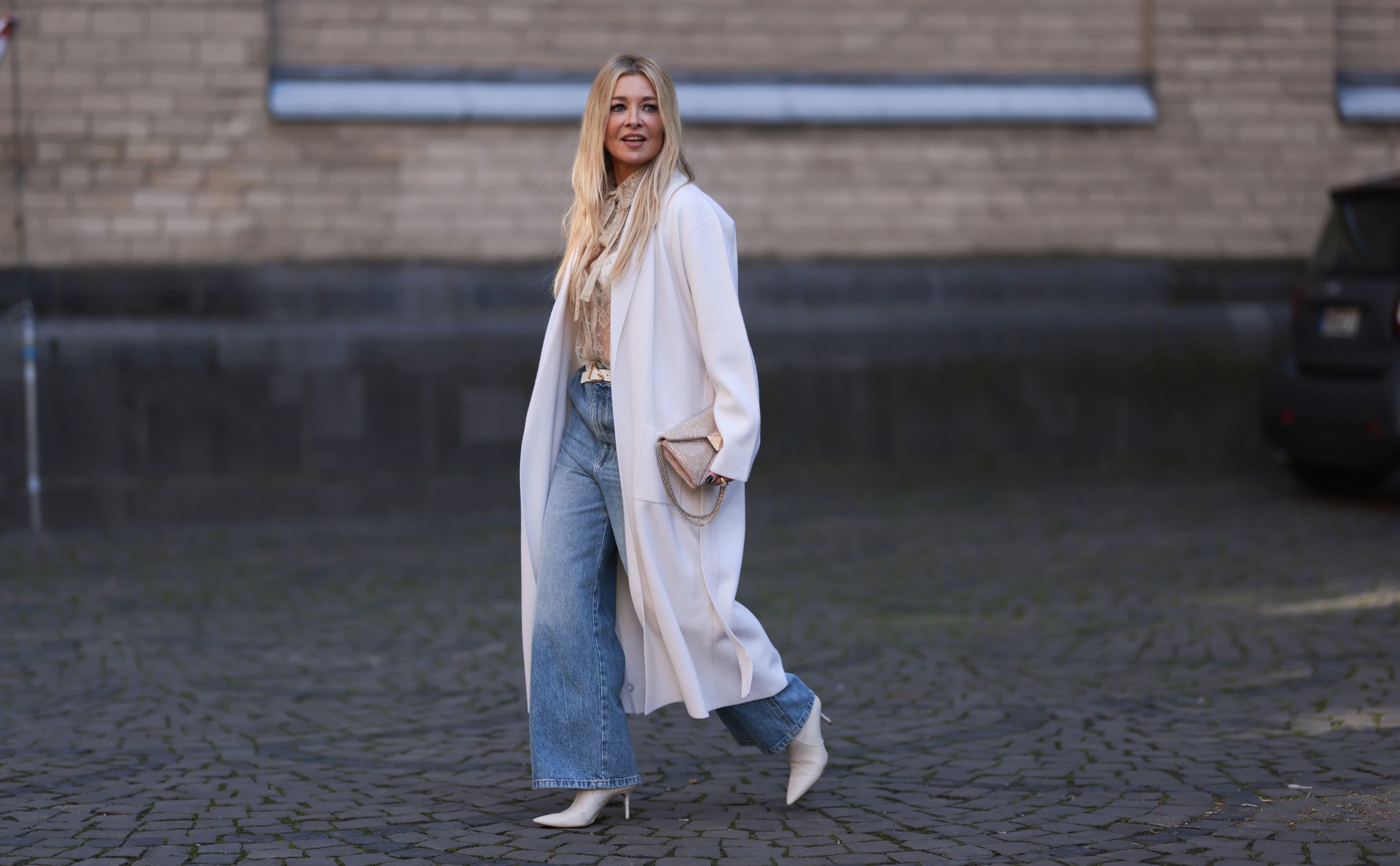 Białe botki polecane są blondynkom 