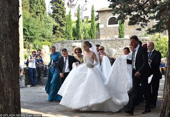 Dziedziczka rodu Swarovskich wzięła ślub w "kryształowej" sukni ważącej 49 KILOGRAMÓW za ponad 3,4 MILIONA!