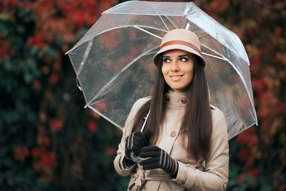 Jak dobrać trencz do sylwetki? Modne stylizacje dla każdej kobiety