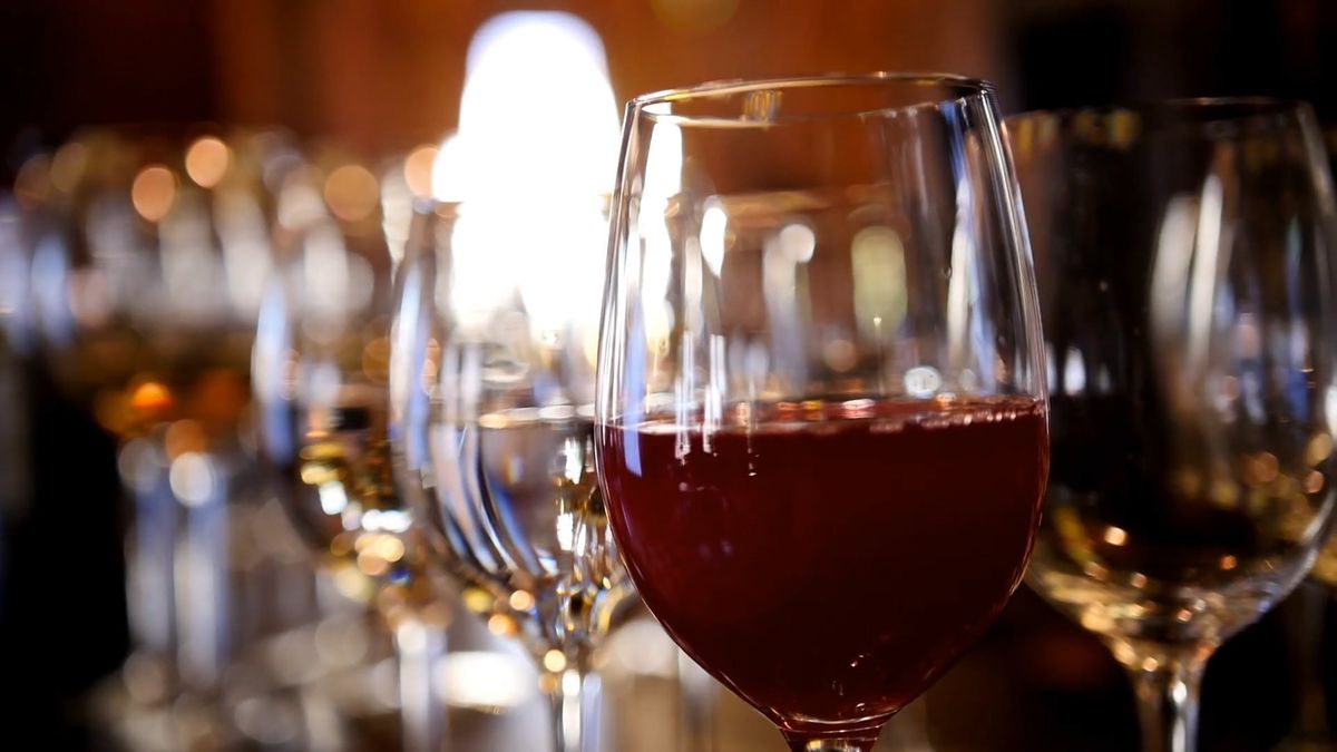 Czerwone wino działa najgorzej na skórę ze wszystkich rodzajów alkoholu