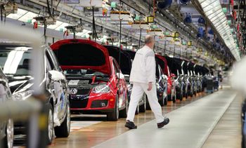 Unia coraz bardziej odkręca zakaz aut spalinowych. Nowe doniesienia