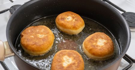 Wyjdą pulchne i miękkie. Tak zrobisz w domu najlepsze pączki