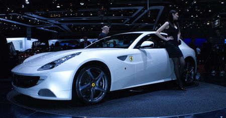 Ferrari FF przewiezie... rower [wideo]