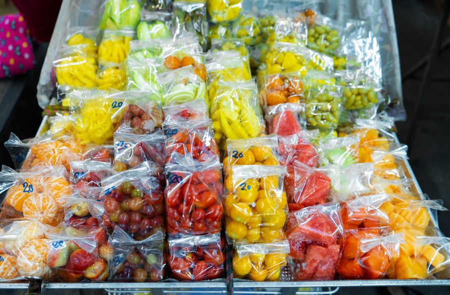 Brytyjski rząd wprowadzi zakaz pakowania warzyw i owoców w plastik