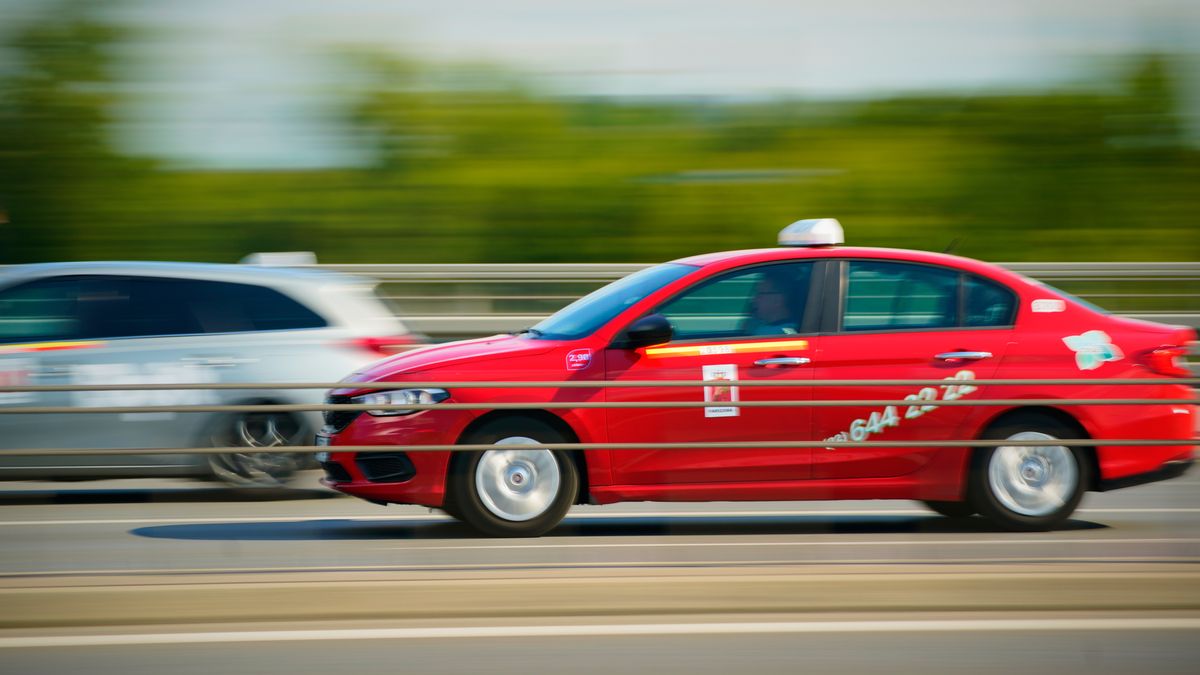 Na taksówki czeka się dłużej i jest drożej. Wszystkiemu winne przepisy?
