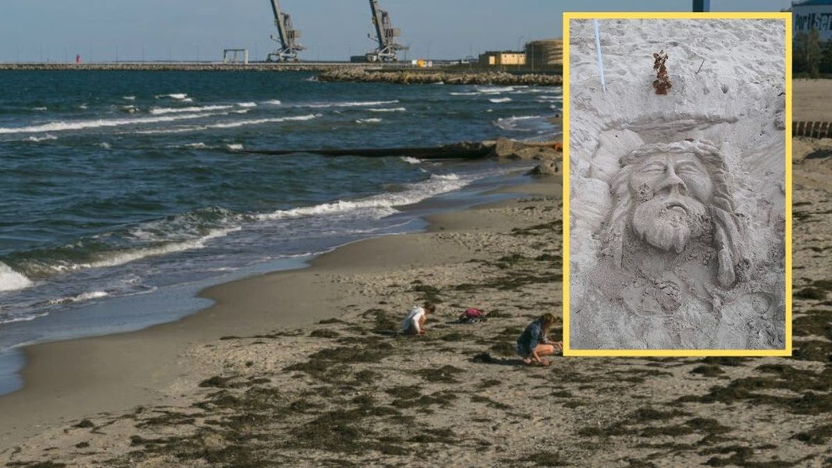Rzeźby z piasku na plaży w Gdańsku