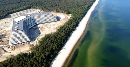Tuż przy linii brzegowej powstaje gigantyczny hotel. W Internecie wrze