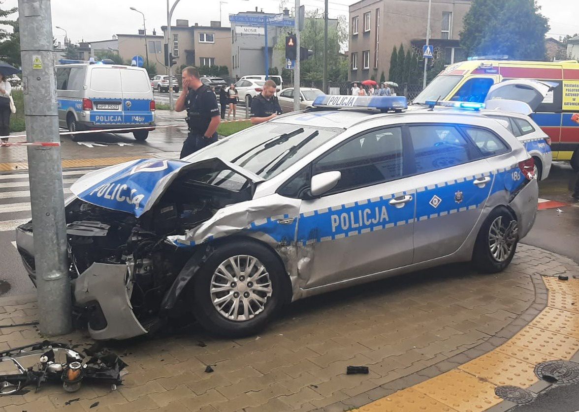 Wypadek z udziałem radiowozu. Dwóch policjantów trafiło do szpitala