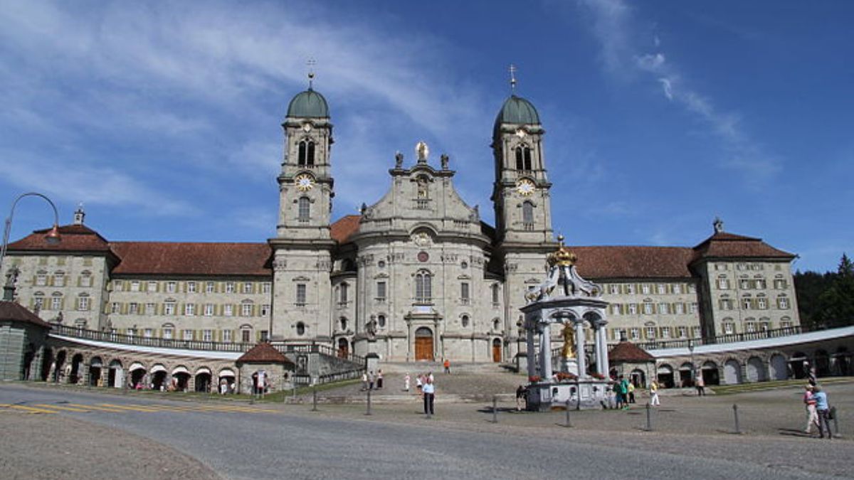 Profanacja miejsc kultu. Niepokojące incydenty w Europie
