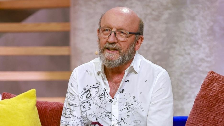 Franciszek Barciś, choć nie jest osobą medialną, to od czasu do czasu pojawia się u boku ojca podczas wydarzeń branżowych lub kwest na Powązkach. Zobaczcie zdjęcia syna Artura Barcisia - przekonajcie się, jak dziś wygląda &gt;&gt;&gt;Na zdjęciu artur Barciś w programie &#34;Drugie śniadanie&#34; w TVP Info. Rok 2025.