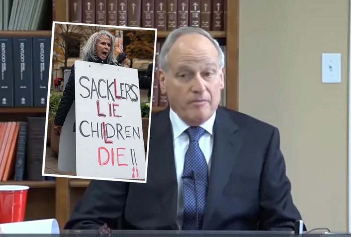 Richard Sackler, do niedawna główny architekt sukcesu Purdue Pharma i uczestniczka protestu z transparentem: "Sacklerowie kłamią, dzieci umierają"