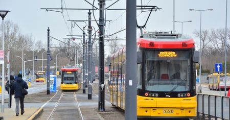 Warszawa. Tragiczne konsekwencje poniedziałkowego wypadku tramwaju. Pieszy nie przeżył