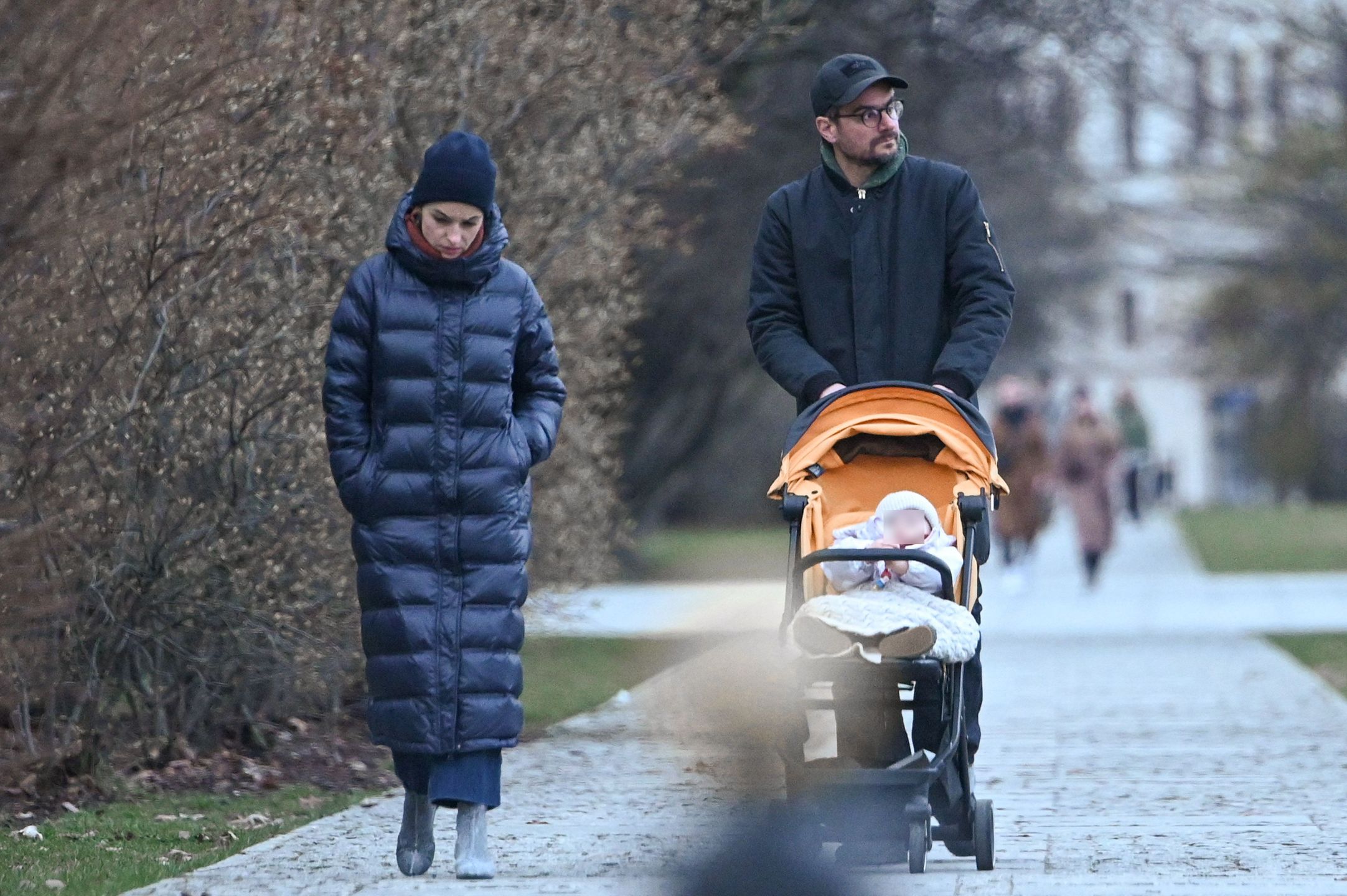 Agnieszka Więdłocha i Antoni Pawlicki z córką w parku