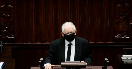 "To jest szopka, to jest cyrk". Robert Biedroń oburzony. Oskarża Kaczyńskiego