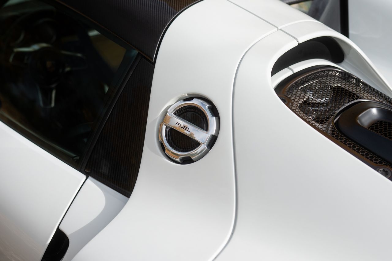 Porsche 918 Spyder vs Porsche 911 Carrera 4 GTS (2025)