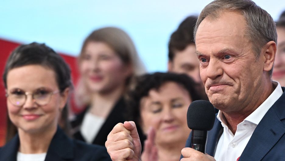 Warszawa, 15.10.2023. Wybory parlamentarne 2023. Przewodniczący Platformy Obywatelskiej Donald Tusk (P) i szefowa sztabu wyborczego KO Wioletta Paprocka-Ślusarska (L) w sztabie wyborczym KO w Muzeum Etnograficznym w Warszawie, 15 bm. Zakończyły się wybory parlamentarne. PiS wygrało niedzielne wybory do Sejmu z wynikiem 36,8 proc. (aldg) PAP/Radek Pietruszka