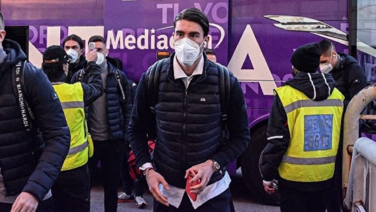 Dusan Vlahović w drodze na stadion