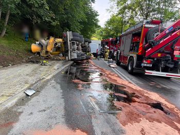 Przewrócona betonomieszarka zmiażdżyła rowerzystkę. Dwie ofiary na DW948